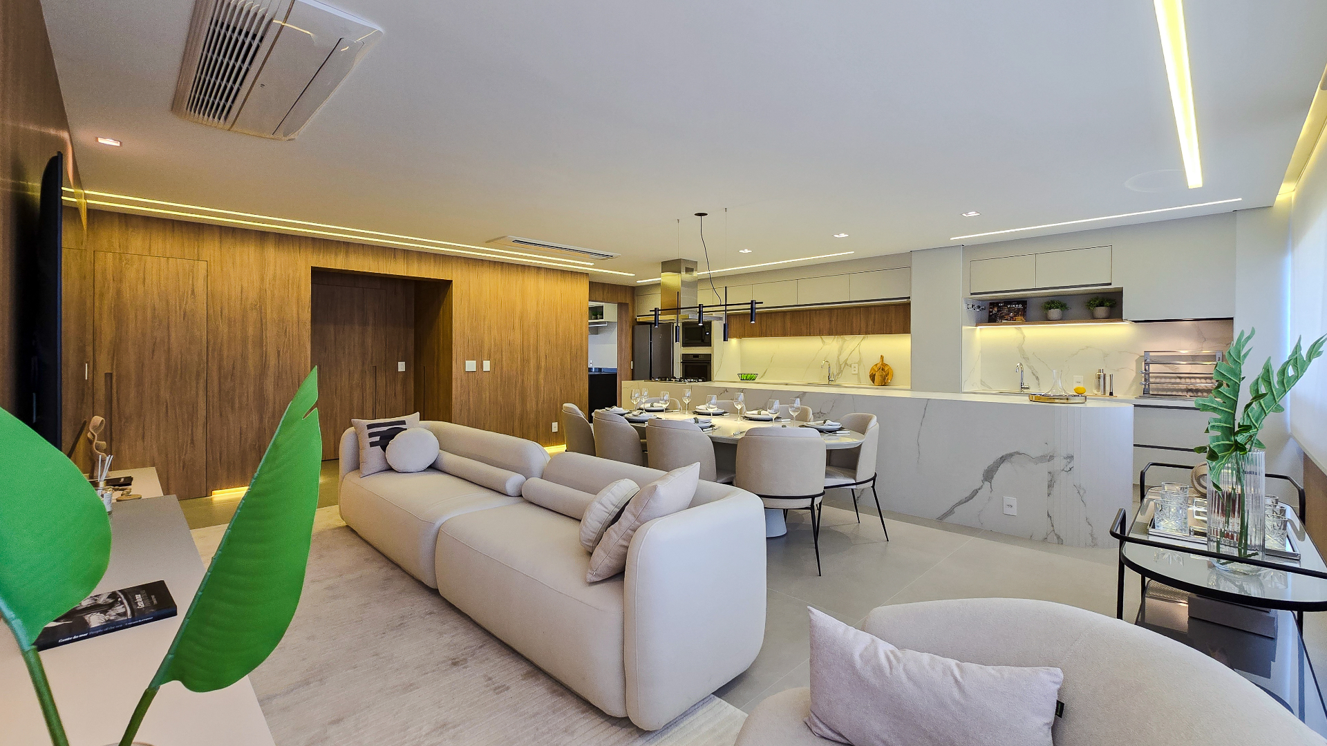 Sala de estar integrada com cozinha planejada em madeira
